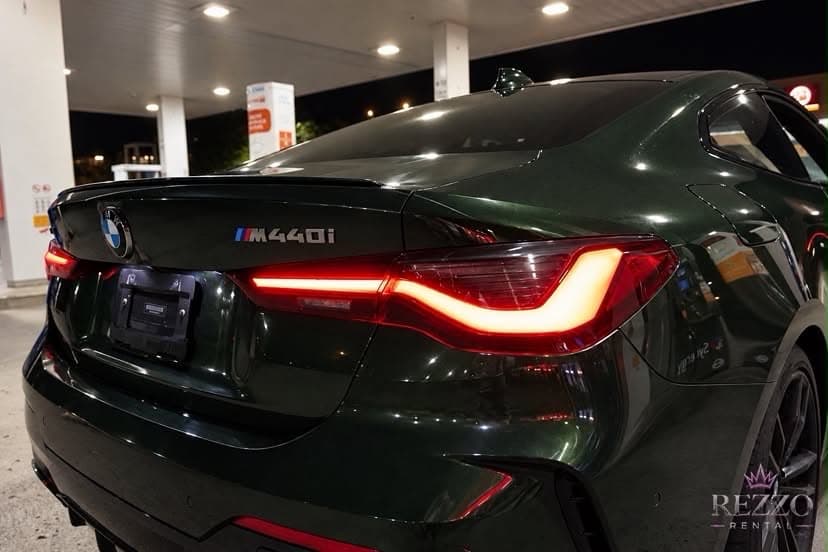 BMW M440i vert foncé, détail des feux arrière allumés