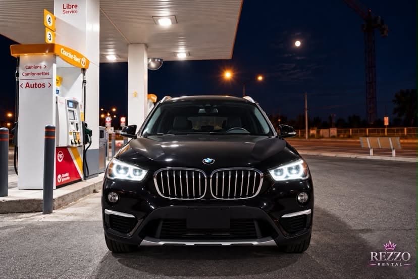 BMW X1 noir, vue de face, de nuit