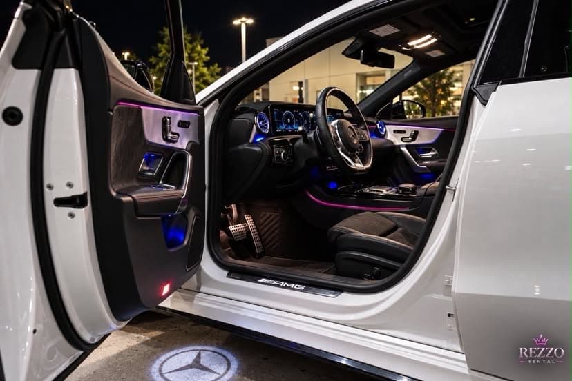 Intérieur du Mercedes-AMG CLA 35, portière ouverte et éclairage d'ambiance
