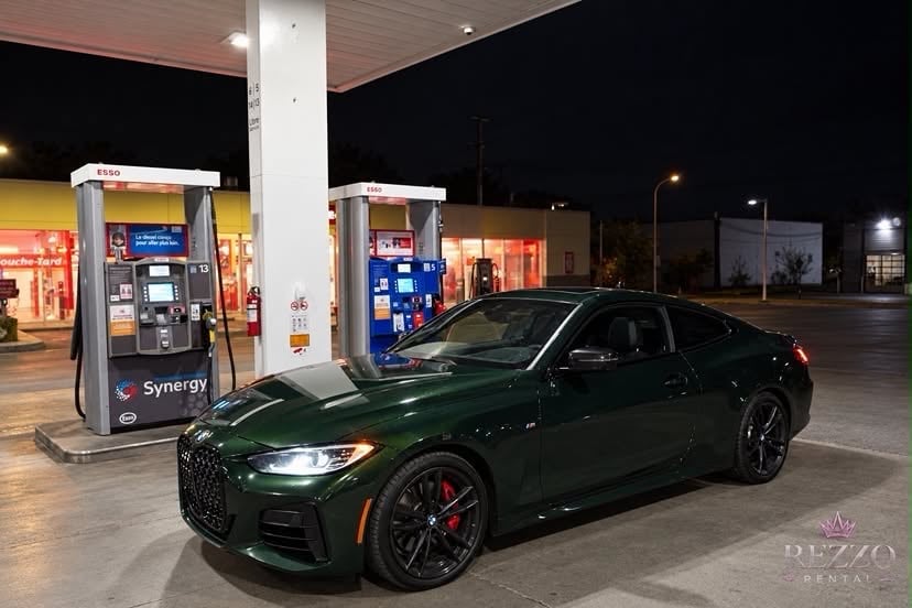 BMW M440i vert foncé, vue avant trois quarts, de nuit