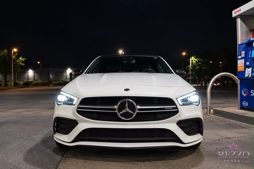 Mercedes-AMG CLA 35 blanc, vue de face, de nuit