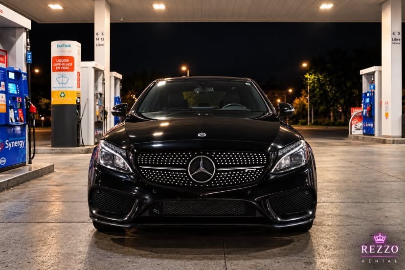 Mercedes-Benz C43 AMG noire, vue de face, de nuit